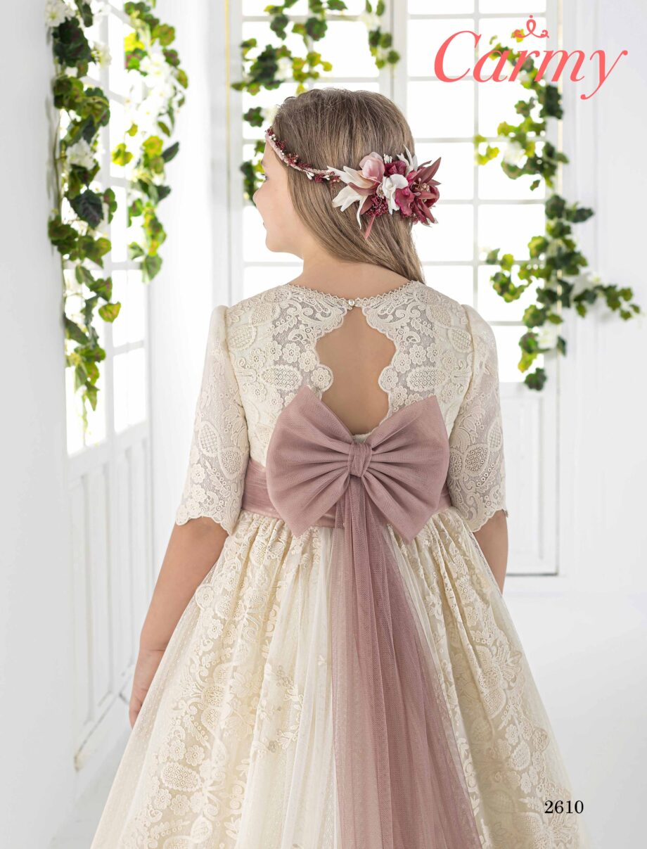Vestidos de comunión para niña de marca Carmy disponible en KASSIA Moda Infantil. Encuentra modelos únicos, disponible también en la tienda online.